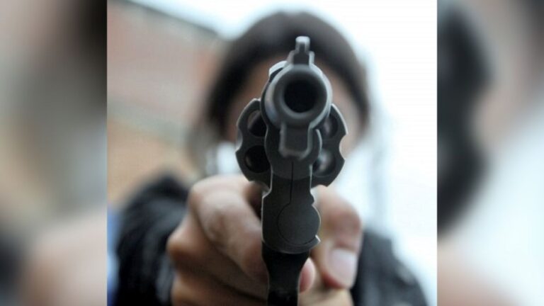 En medio de una discusión, un hombre amenazó con un arma de fuego a su hermano