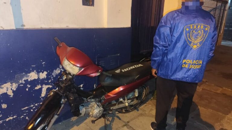 Circulaba en una motocicleta robada y terminó detenido tras una persecución