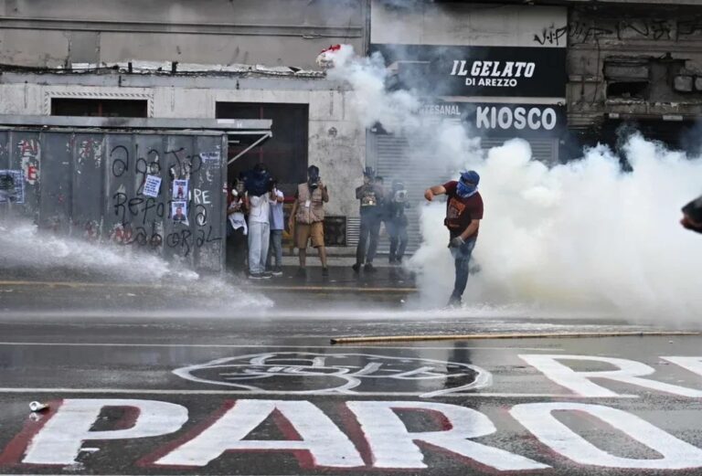 Incidentes en el Congreso: la Policía dispersó a los manifestantes con camiones hidrantes