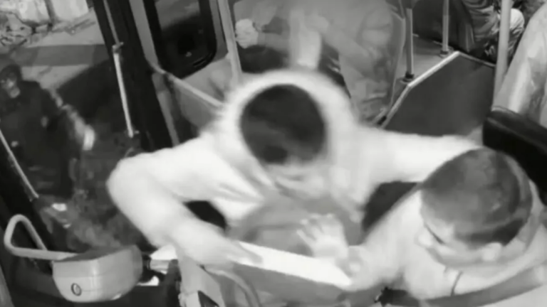 A punta de pistola, delincuentes asaltaron a un chofer de colectivo en Alto Comedero