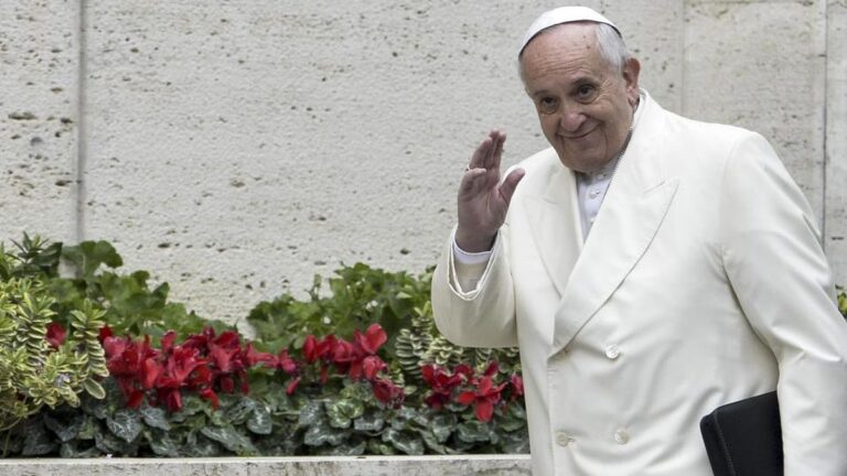 Furor de musicales en calle Corrientes: llega el del Papa Francisco