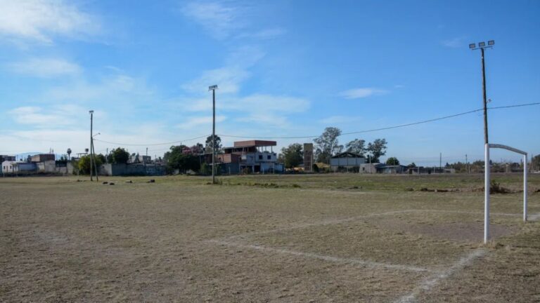 Tuvo un encuentro sexual casual en una cancha y denunció que le robaron el celular