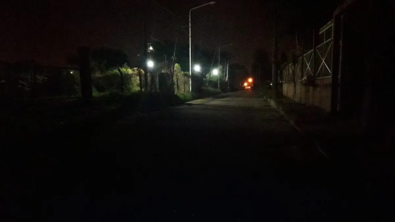 Usuarios jujeños denuncian cobro indebido de alumbrado público sin servicio