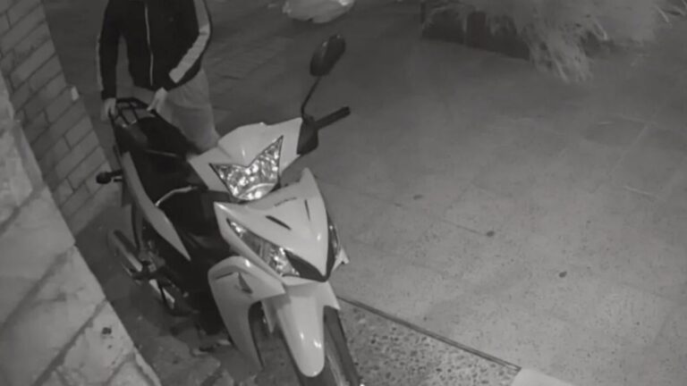 Estacionó la motocicleta fuera de su casa por unas horas y se la robaron