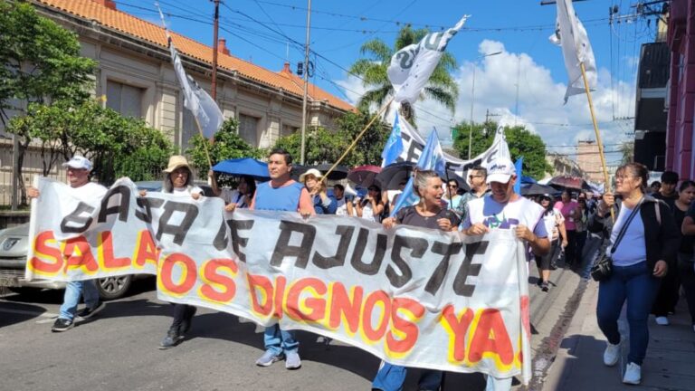 Gremios docentes y estatales marcharon reclamando por salarios en Jujuy