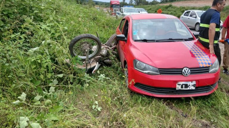 Un remisero perdió el control de su auto y chocó con una moto en la Ruta 34