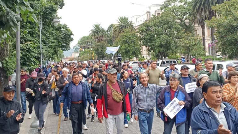 Masiva marcha de familiares y retirados de la Policía de Jujuy, en reclamo de mejoras salariales