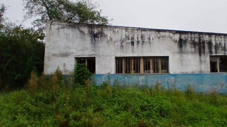 Totalmente abandonado, así se encuentra el SUM de Guerrero