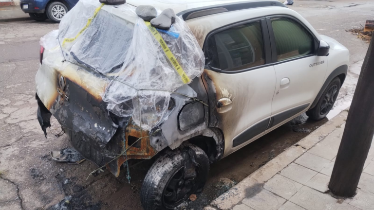 Vandalismo en Palpalá: prendieron fuego un vehículo