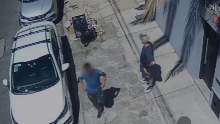 Abrieron un automóvil para robar pesos, dólares y  documentación