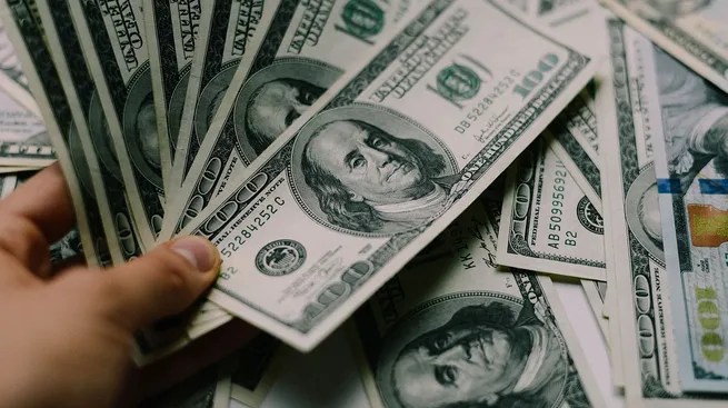 Dólar colchón: estiman que este año podrían salir del sistema unos u$s20.000 millones