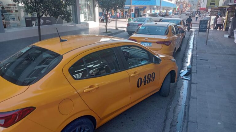 Proponen la desregulación del transporte alternativo y la baja de tasas a taxistas