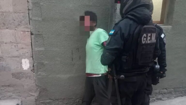 Un sujeto apuñaló a su hermano y luego se atrincheró en la vivienda