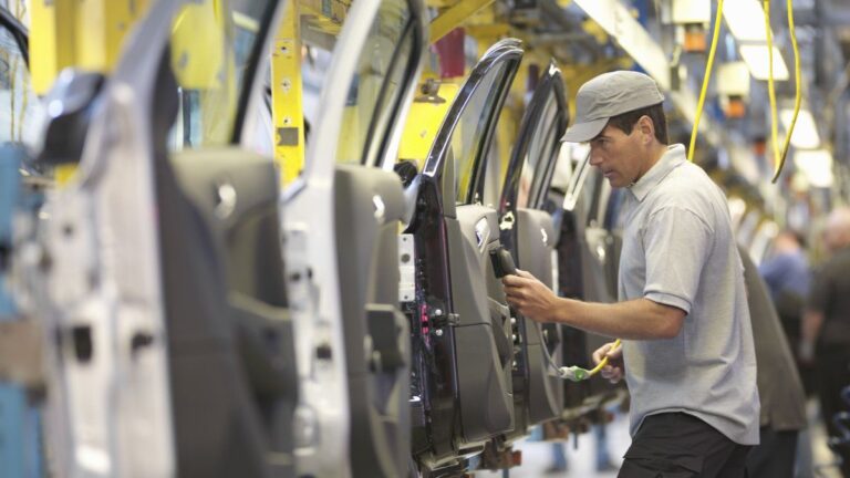 Los desafíos de la macro: la inflación que no desacelera, el riesgo país que no baja, y la economía que no arranca