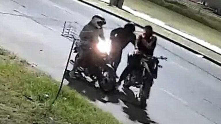 Una patota de «motochorros» asaltó y amenazó con un arma de fuego a una pareja