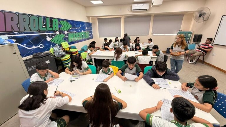 Estudiantes de Catamarca participando en las Olimpíadas Canguro de Matemática en la Escuela Municipal N° 4.