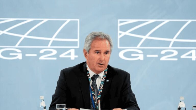 El canciller Pablo Quirno durante una declaración a la prensa.