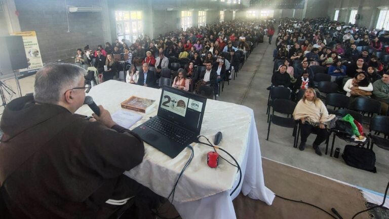 Docentes reunidos en la capacitación sobre el Beato Mamerto Esquiú en Catamarca