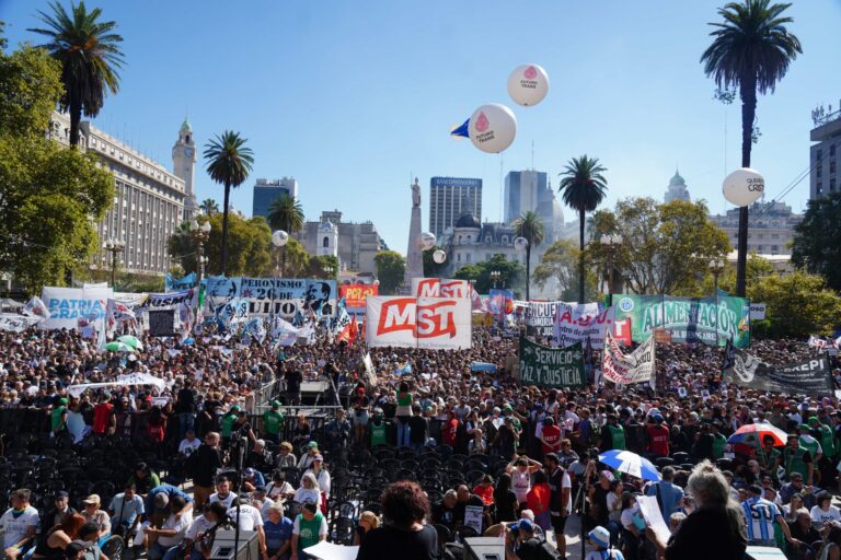 Multitud reunida en la Plaza de Mayo durante el acto por el 50 aniversario del golpe de Estado de 1976.