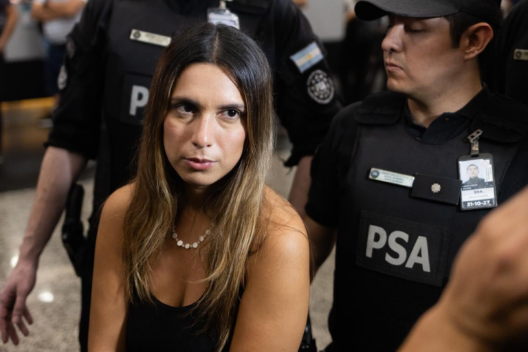Retrato de la abogada Agostina Páez durante una entrevista.
