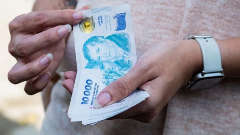 Ilustración de útiles escolares y un sobre con dinero, representando la ayuda económica para el inicio de clases.