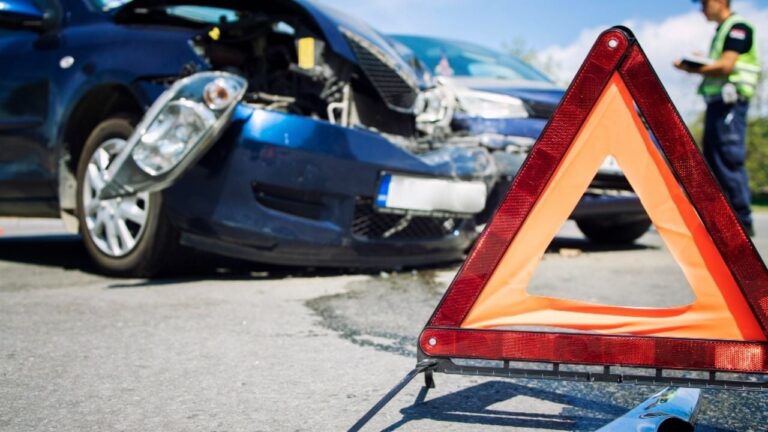 Documentos de un seguro automotor sobre una mesa