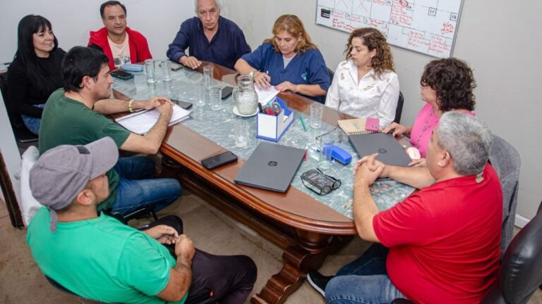 Representación de un apretón de manos simbolizando el acuerdo entre la Municipalidad de Fray Mamerto Esquiú y ATE.