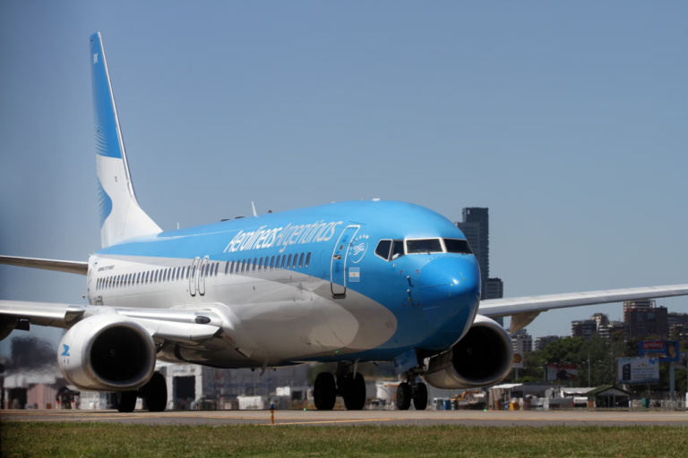 Avión de Aerolíneas Argentinas en la pista, representando el operativo especial para el fin de semana largo.
