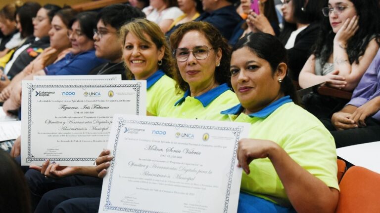 Intendente Gustavo Saadi junto a agentes municipales durante la entrega de certificados de capacitación en el Complejo Cultural Urbano Girardi, Catamarca.