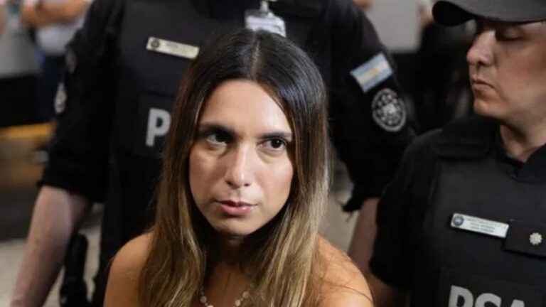 Agostina Páez, abogada catamarqueña, en un contexto judicial.