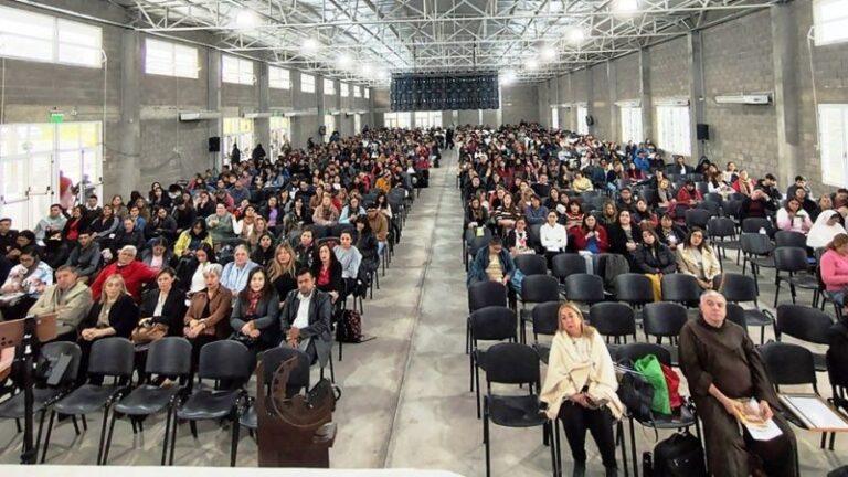 Docentes reunidos en la capacitación sobre el Beato Esquiú en Catamarca