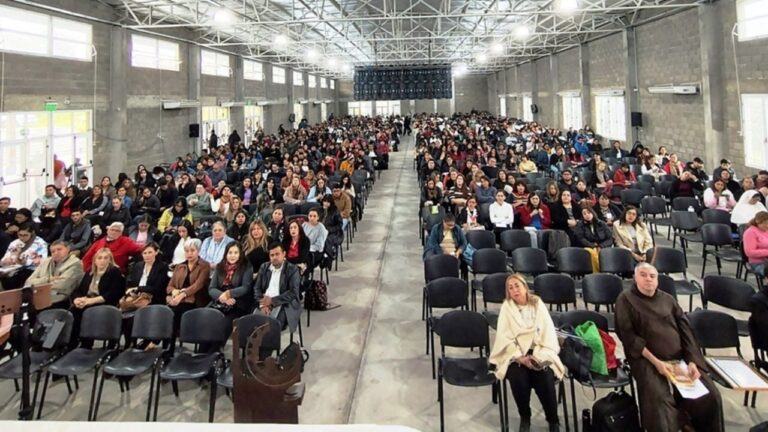 Docentes reunidos en la casa de retiros espirituales Emaús durante la capacitación sobre el Beato Esquiú