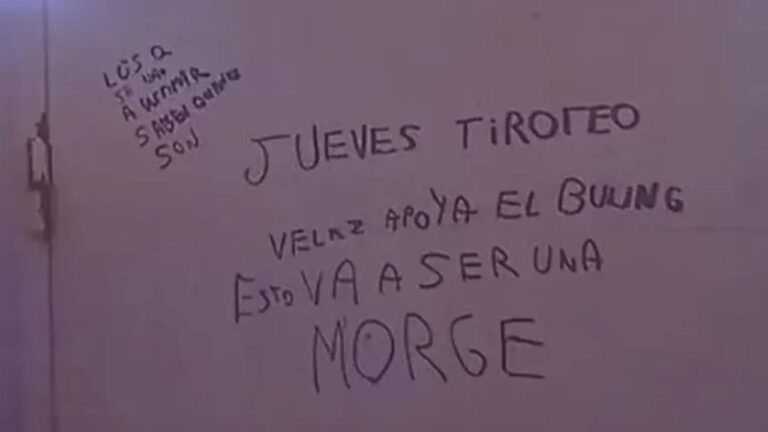 Exterior de un colegio en Catamarca con presencia policial en los accesos.