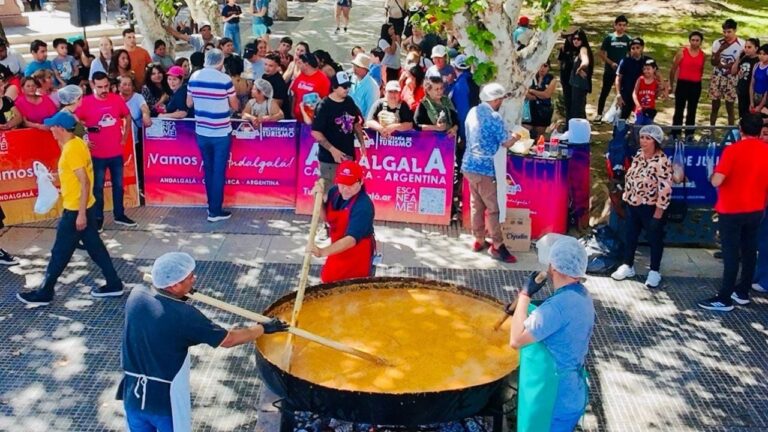 Preparación y distribución de la humita récord de 650 kilos en Andalgalá, Catamarca.