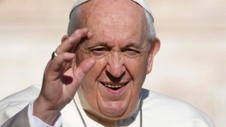 Fieles asisten a una misa en conmemoración del papa Francisco en la Basílica de Luján.