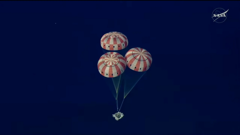 La cápsula Orion de la NASA flota en el océano Pacífico tras su amerizaje exitoso.