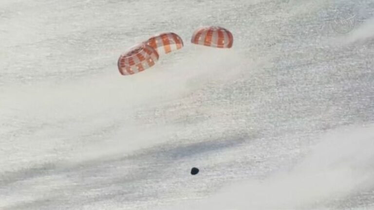Ilustración de la cápsula Orión de la NASA durante el reingreso atmosférico.