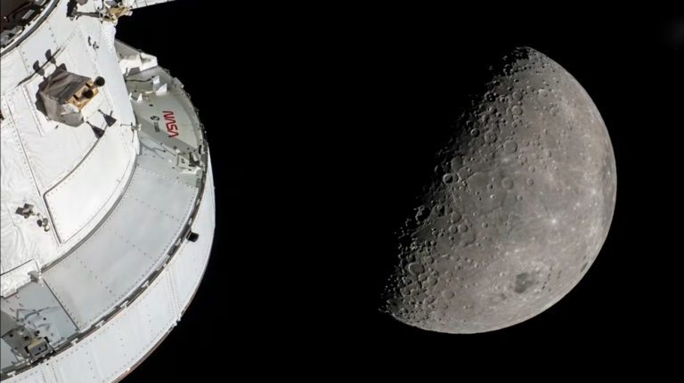 Ilustración de la nave Orion de la NASA orbitando la Luna durante la misión Artemis II.