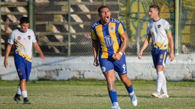 Fotografía referencial de un partido de fútbol en el estadio Malvinas Argentinas de Catamarca.