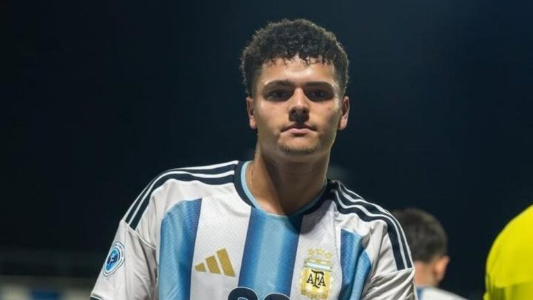 Benjamín Tapia Carpio celebrando su gol con la camiseta de la Selección Argentina Sub 17.