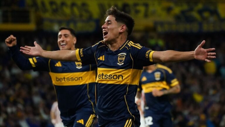 Los escudos de Boca Juniors y Talleres de Córdoba enfrentados.