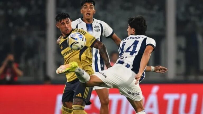 Jugadores de Boca Juniors y Talleres disputando un partido en el estadio Mario Alberto Kempes de Córdoba.
