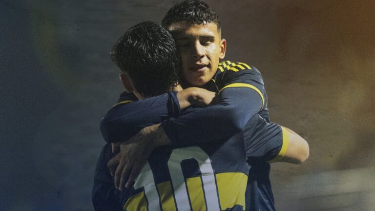Jugadores de Boca Juniors y River Plate durante el superclásico de Reserva.