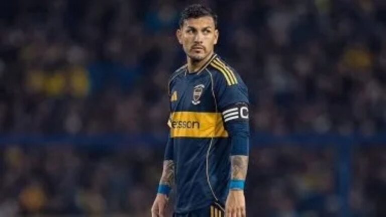 Jugadores de Boca Juniors en la cancha de Defensa y Justicia en Florencio Varela