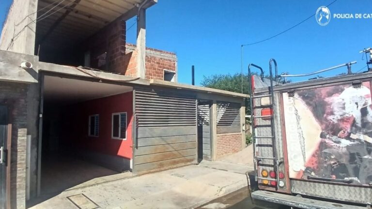 Efectivos de Bomberos de la Policía de Catamarca trabajando en el lugar de un incendio en una vivienda.