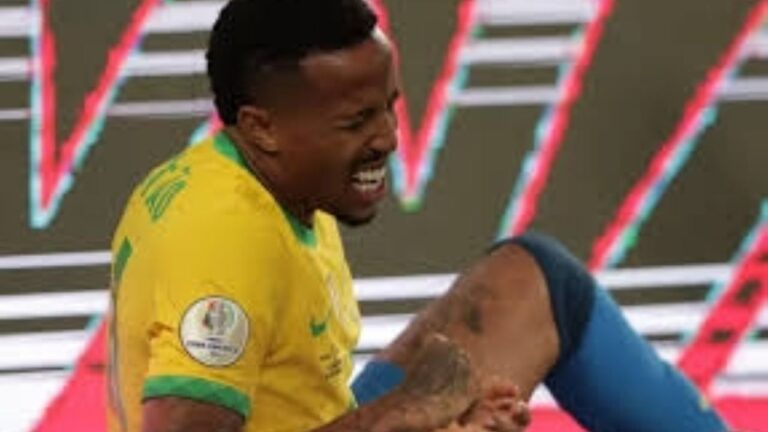 Éder Militao lesionado en el campo de juego con gesto de dolor