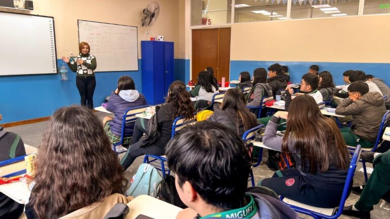 Mentores durante la capacitación del programa Aprender a Emprender en Catamarca
