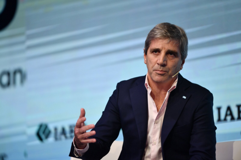 El ministro de Economía Luis Caputo durante una exposición sobre indicadores económicos.