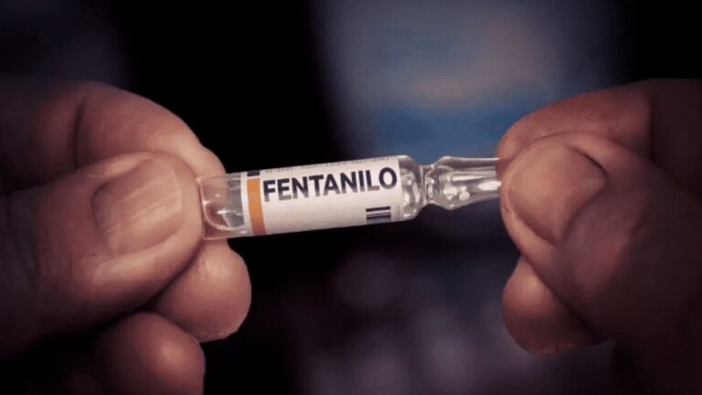 Ilustración de un frasco de medicamento con un símbolo de advertencia.