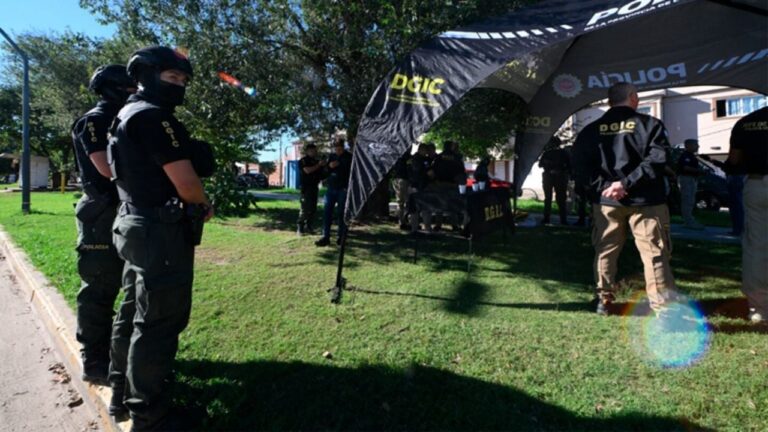 Efectivos policiales frente a una escuela en Catamarca
